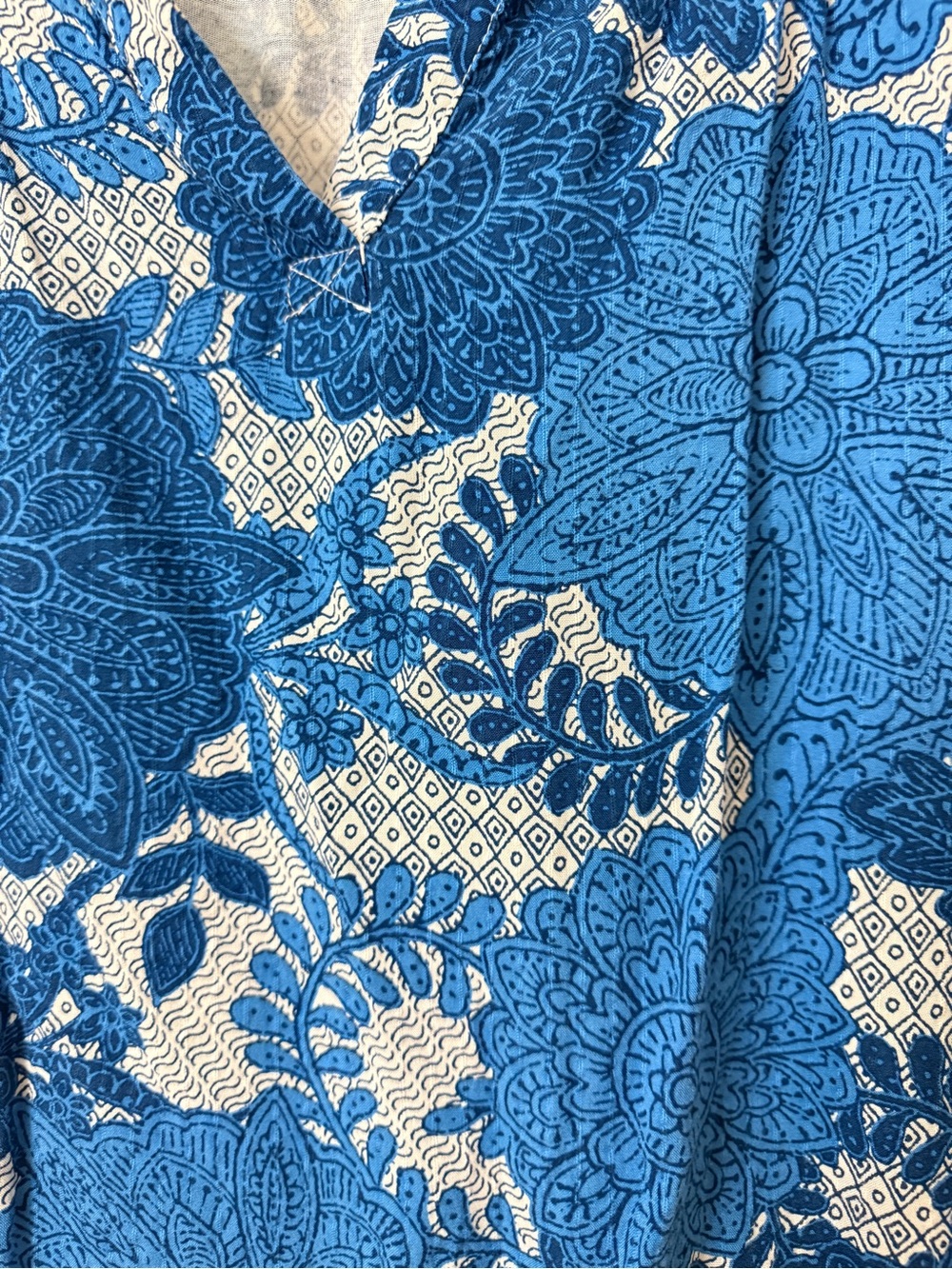 LOFT sleeveless blouse blue and white floral  split V-neck mixed media size L - Picture 2 of 5